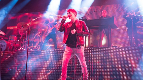 Die norwegische Band a-ha mit Sänger Morten Harket gab bei den Filmnächten am Dresdner Elbufer vor tausenden begeisterten Fans ihr Konzert.