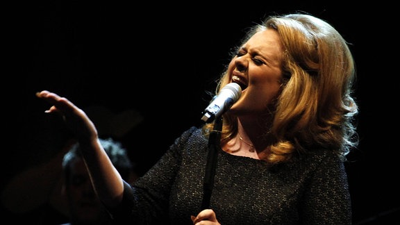 Die Sängerin Adele bei einem Konzert