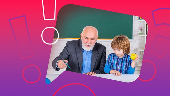 Ein Klassenzimmer. Ein alter Mann im Anzug sitzt am Lehrertisch und erklärt etwas. Neben ihm sitzt ein Kind und schaut zu.
