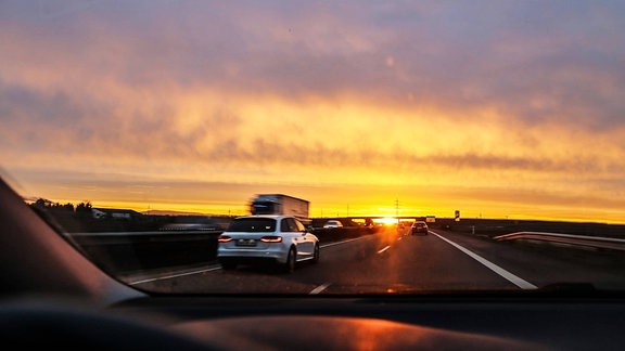 Autobahnfahrt bei aufgehender Sonne (Symbolfoto)