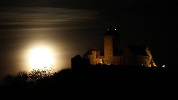Mond scheint über einer Burg