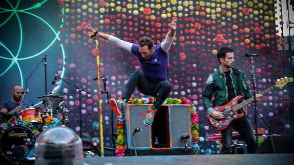 Die Band Coldplay bei ihrem Konzert in der Arena in Leipzig