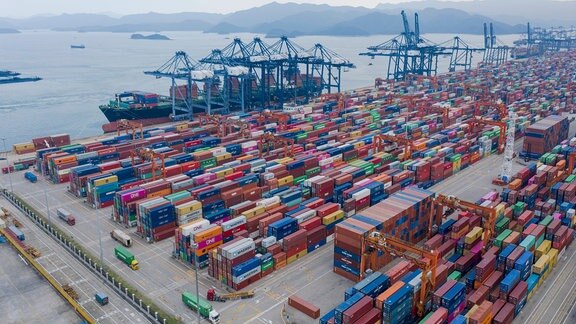 Da lief noch alles weitgehend störungsfrei im Containerhafen von Shenzhen-Yantian. Luftbild von August 2020.