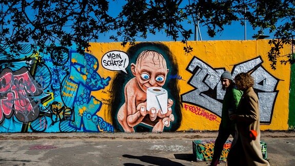 Grafitti mit dem Bild vom Charakter der Herr der Ringe Gollum mit einer Rolle Toilettenpapier und eine Sprachblase Mein Schatz am Mauerpark in Berlin am 23. Maerz 2020.