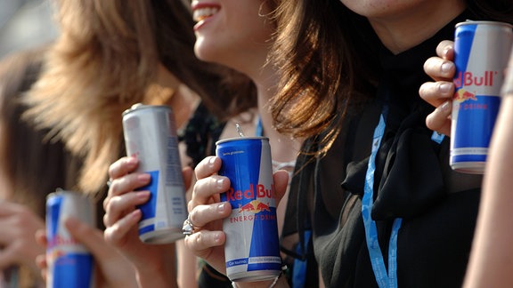 Junge Frauen trinken Energydrinks
