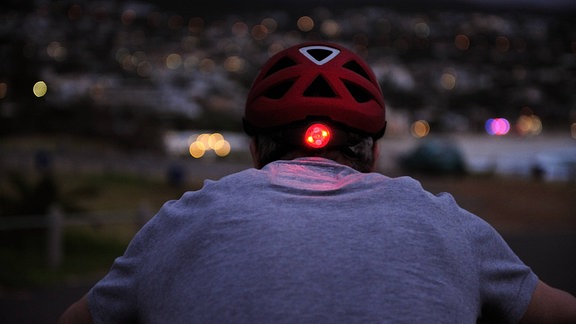Radfahrer mit Rücklicht am Helm