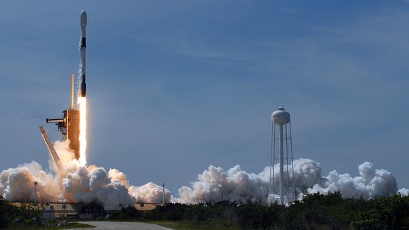 Falcon 9-Rakete startet in den USA mit 60 Starlink-Satelliten an Board