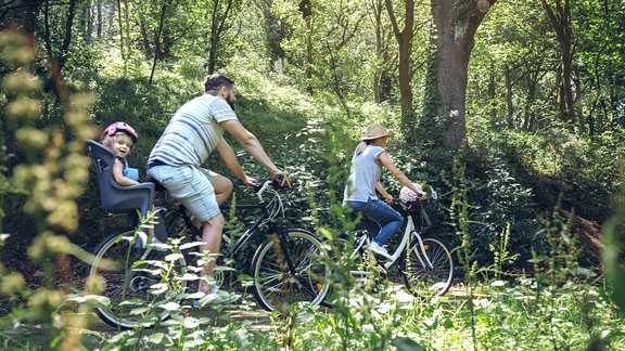Familie auf Radtour im Wald