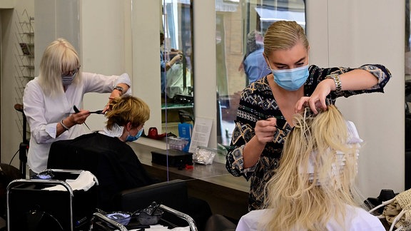 Realität beim Friseur seit Monaten: Friseure und Kunden müssen Maske tragen