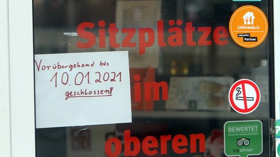Ein Restaurant in der Kölner Innenstadt weist seine Kunden darauf hin, dass es frühestens im Januar 2021 wieder geöffnet hat.