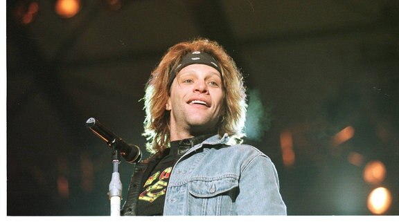 Sänger Jon Bon Jovi 1995 bei einem Konzert auf der Berliner Waldbühne