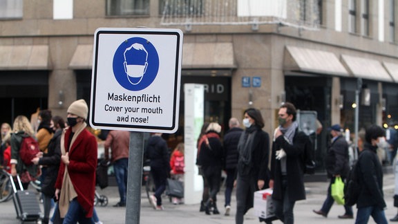 Mehr als 100 Neuinfektionen je 100.000 Einwohner: München hat daher in der Innenstadt und auf stark besuchten Plätzen eine Maskenpflicht erlassen