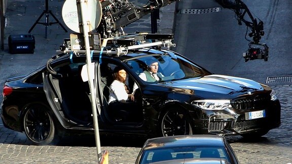 Die Schauspieler Hayley Atwell und Tom Cruise bei den Dreharbeiten für eine Verfolgungsjagd in Rom für den kommenden Kinofilm „Mission Impossible 7“ im November 2020