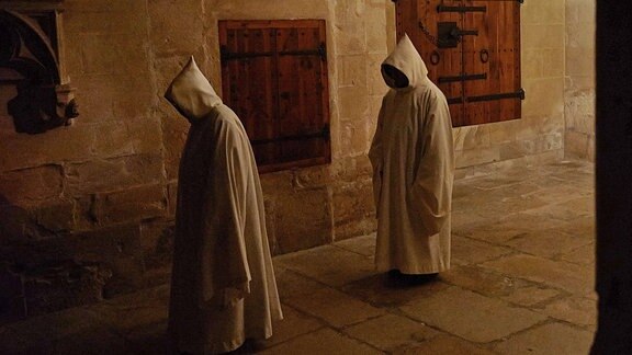 Zwei Mönche in einem Kloster