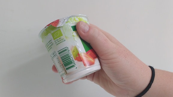 Joghurtbecher aus Kunststoff mit Papierhülle