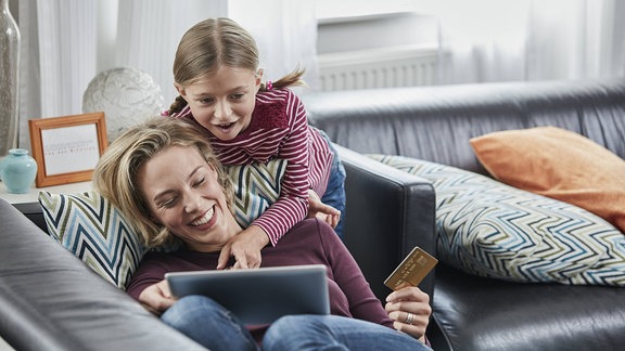 Mutter und Tochter beim Onlineshopping (Symbolbild)