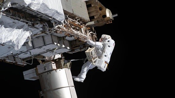 Ein NASA-Weltraumspaziergänger arbeitet an der Internationalen Raumstation
