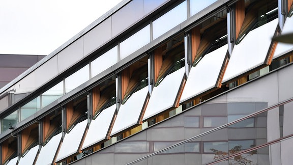 Corona mit Lüften eindämmen: Gekippte Fenster an einem Schulgebäude