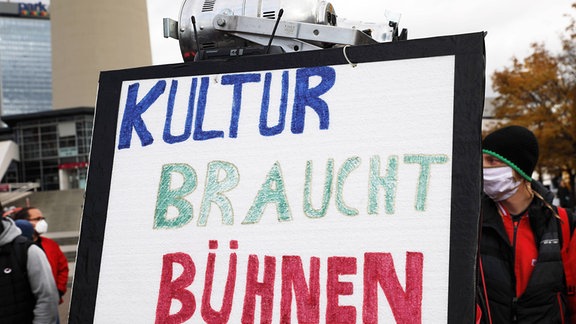 Plakat auf der "Alarmstufe Rot"-Demonstration von Tausenden Künstlern und Kulturschaffenden Ende Oktober in Berlin
