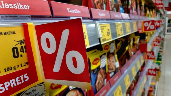 Viele Supermärkte kündigen mit Rabattzeichen schon niedrigere Preise nach der Mehrwertsteuersenkung an