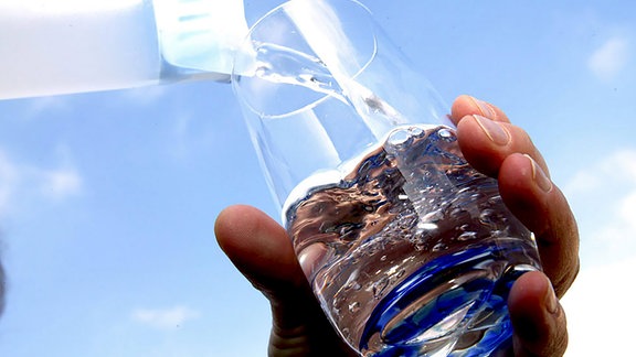 Mineralwasser wird in ein Glas gegossen