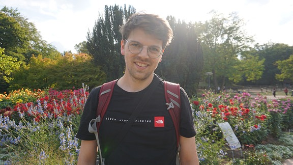 Raphael Kottmeier mit Rucksack in Blumen