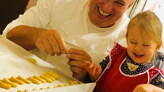 Michael Wiecker aus Wernigerode am Backen von Vanillekipferin mit Kind.