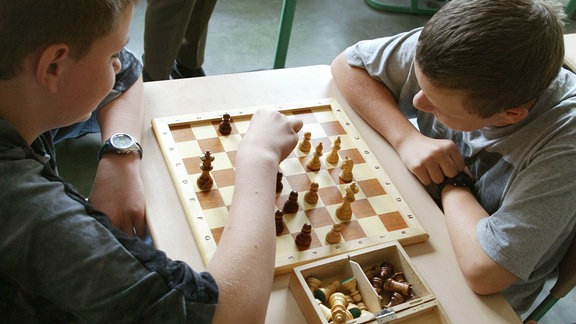 Schueler spielen Schach