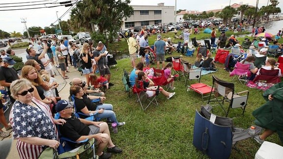 Viele Schaulustige wollten im US-Bundesstaat Florida den Start des ersten bemannten SpaceX-Fluges zur ISS beobachten.