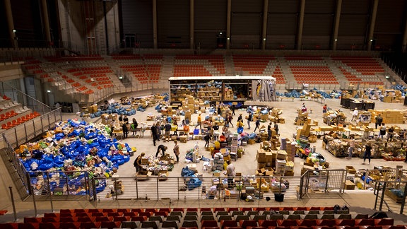 Eine überwältigende Zahl von Sachspenden: Helfer sortieren im Bitburger Event Center am Nürburgring Spenden, damit diese Flutopfer schnell erreichen.