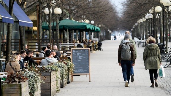 Alltag in Stockholm, Menschen gehen spazieren und sitzen im Café