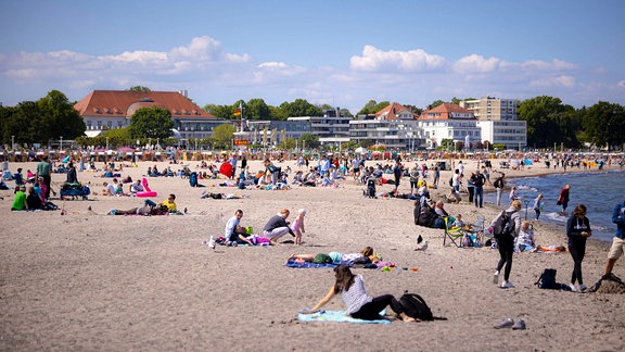Menschen am Strand in Travemünde.