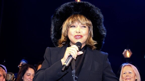 Tina Turner bei der Premiere von Tina und schmuntzelt