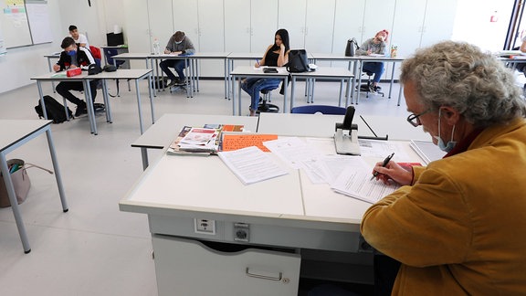 Viel Abstand, wenige Schüler: So läuft der Unterricht für eine Abschlussklasse an einer Hauptschule in Wolfsburg während der Corona-Pandemie.