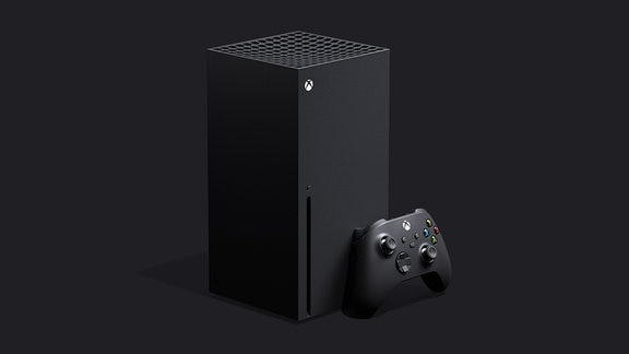 So soll die neue Xbox Series X aussehen: Ein schwarzer "Turm" mit einem Gitter als Dach. Auch der Controller, der im Bild an die Konsole gelehnt ist, sieht ein wenig anders aus.